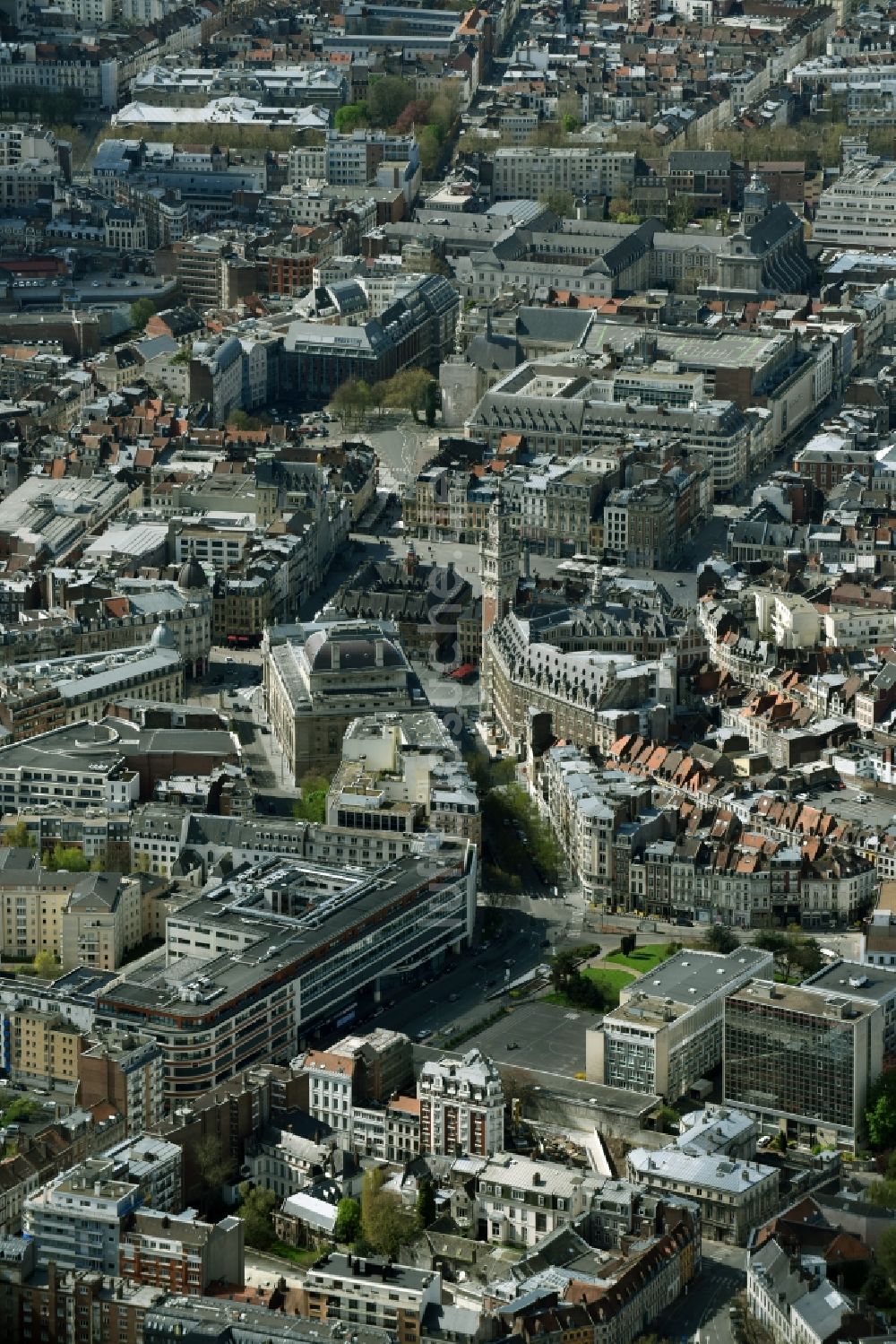 Lille von oben - Gebäude der Stadtverwaltung - Rathaus am Marktplatz in Lille in Nord-Pas-de-Calais Picardie, Frankreich