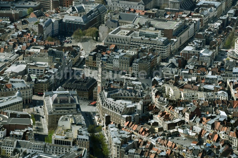 Lille aus der Vogelperspektive: Gebäude der Stadtverwaltung - Rathaus am Marktplatz in Lille in Nord-Pas-de-Calais Picardie, Frankreich