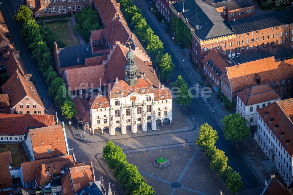 Lüneburg aus der Vogelperspektive: Gebäude der Stadtverwaltung - Rathaus am Marktplatz in Lüneburg im Bundesland Niedersachsen, Deutschland