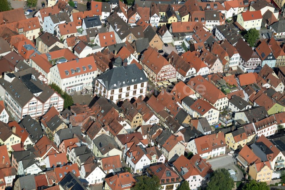 Lohr am Main von oben - Gebäude der Stadtverwaltung - Rathaus am Marktplatz in Lohr am Main im Bundesland Bayern