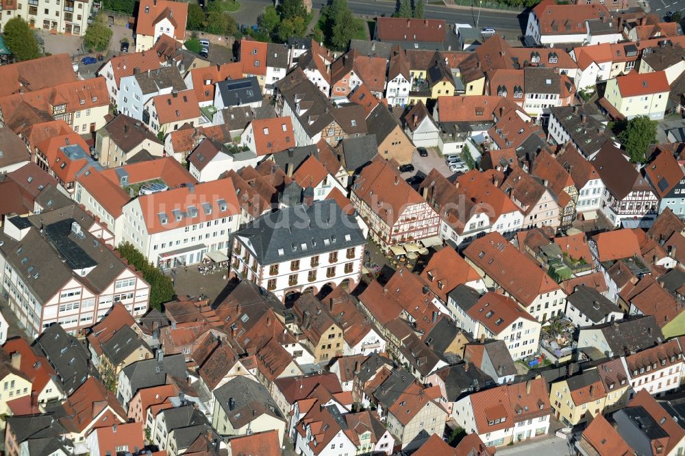 Lohr am Main aus der Vogelperspektive: Gebäude der Stadtverwaltung - Rathaus am Marktplatz in Lohr am Main im Bundesland Bayern