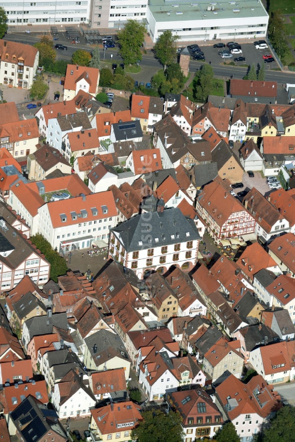 Luftbild Lohr am Main - Gebäude der Stadtverwaltung - Rathaus am Marktplatz in Lohr am Main im Bundesland Bayern