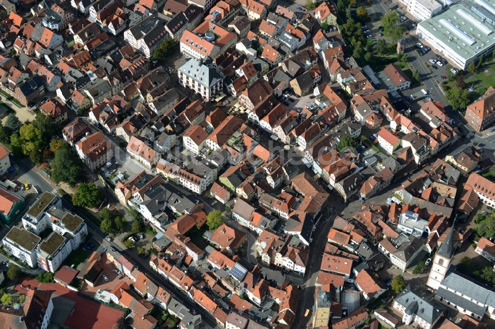 Luftaufnahme Lohr am Main - Gebäude der Stadtverwaltung - Rathaus am Marktplatz in Lohr am Main im Bundesland Bayern