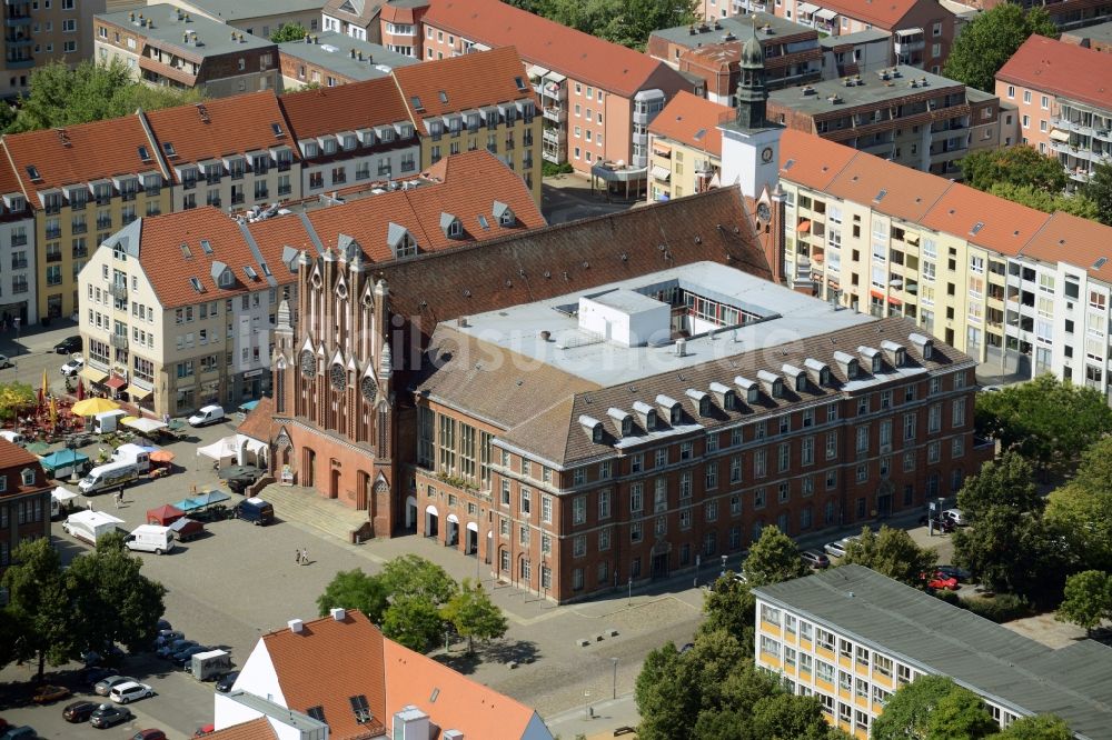 Frankfurt (Oder) von oben - Gebäude der Stadtverwaltung - Rathaus am Marktplatz und Museum Junge Kunst in Frankfurt (Oder) im Bundesland Brandenburg