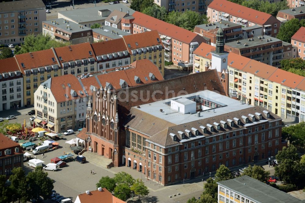 Frankfurt (Oder) aus der Vogelperspektive: Gebäude der Stadtverwaltung - Rathaus am Marktplatz und Museum Junge Kunst in Frankfurt (Oder) im Bundesland Brandenburg