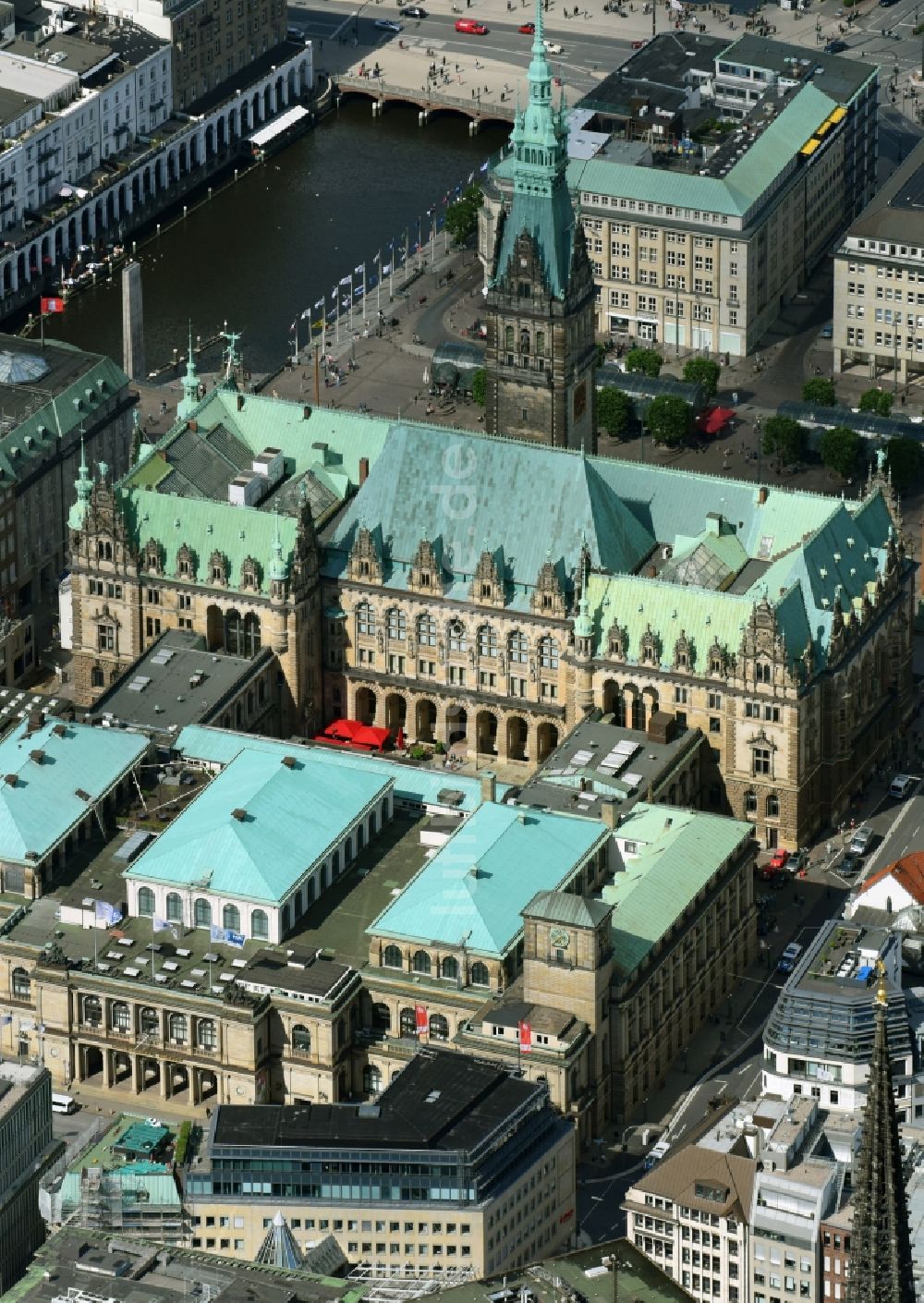 Luftaufnahme Hamburg - Gebäude der Stadtverwaltung - Rathaus am Marktplatz im Ortsteil Hamburg-Mitte in Hamburg, Deutschland