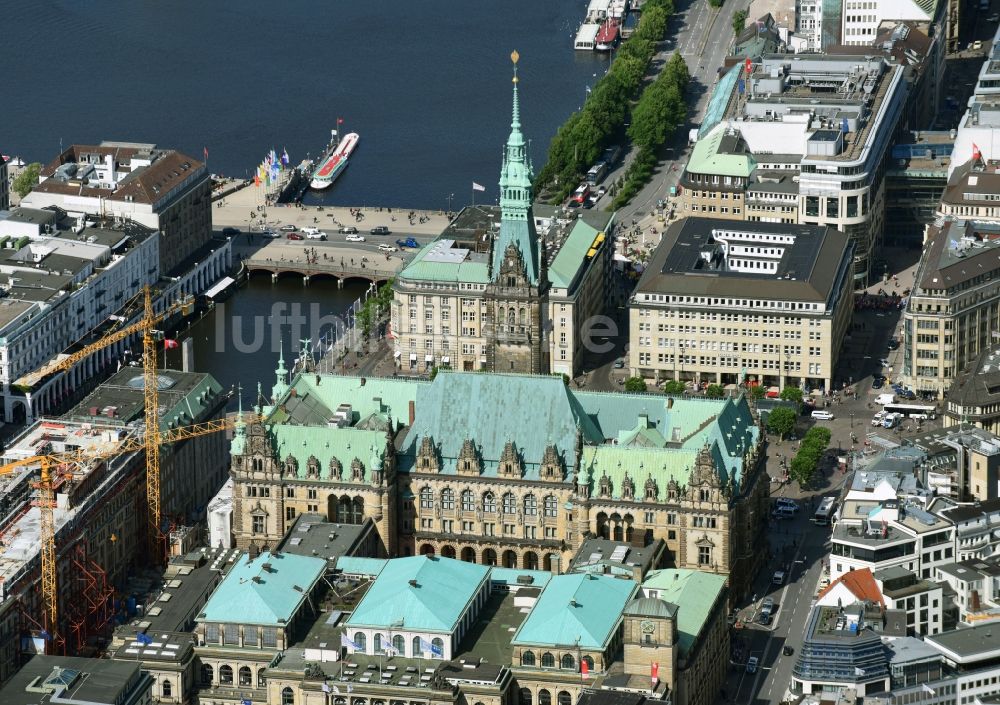 Hamburg von oben - Gebäude der Stadtverwaltung - Rathaus am Marktplatz im Ortsteil Hamburg-Mitte in Hamburg, Deutschland