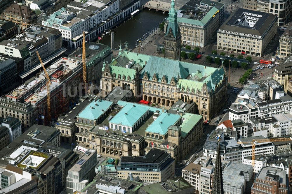 Luftbild Hamburg - Gebäude der Stadtverwaltung - Rathaus am Marktplatz im Ortsteil Hamburg-Mitte in Hamburg, Deutschland