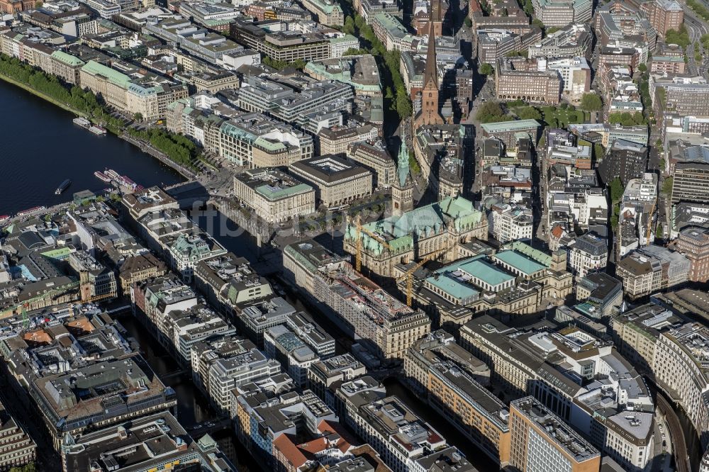 Luftbild Hamburg - Gebäude der Stadtverwaltung - Rathaus am Marktplatz im Ortsteil Hamburg-Mitte in Hamburg, Deutschland