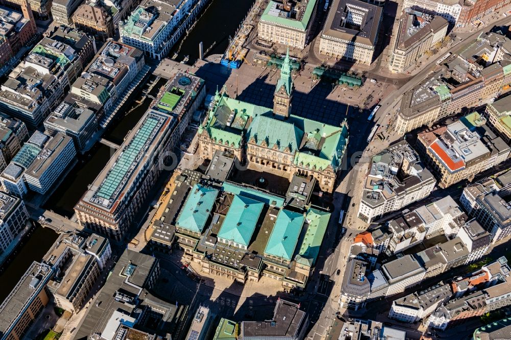 Hamburg aus der Vogelperspektive: Gebäude der Stadtverwaltung - Rathaus am Marktplatz im Ortsteil Hamburg-Mitte in Hamburg, Deutschland