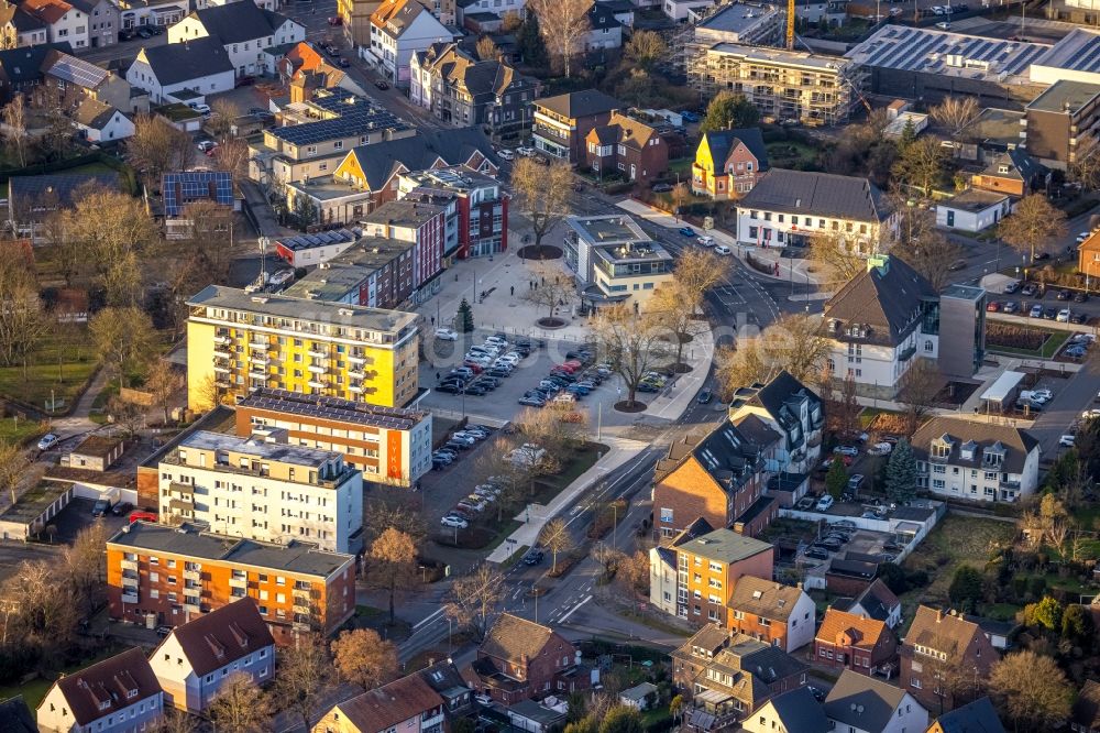 Luftaufnahme Hamm - Gebäude der Stadtverwaltung - Rathaus am Marktplatz im Ortsteil Heessen in Hamm im Bundesland Nordrhein-Westfalen, Deutschland