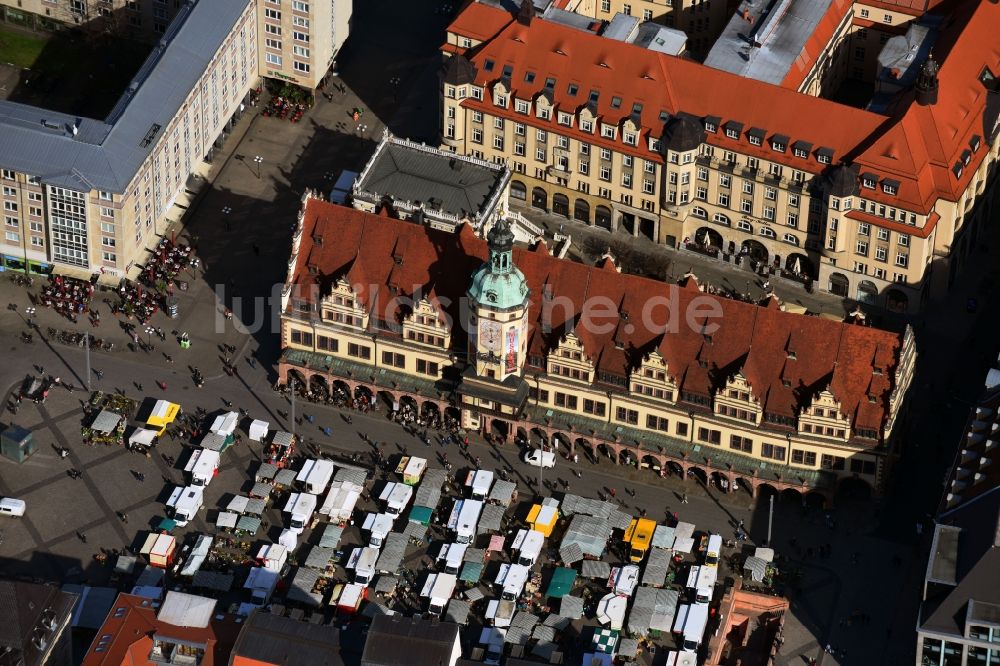 Luftaufnahme Leipzig - Gebäude der Stadtverwaltung - Rathaus am Marktplatz im Ortsteil Mitte in Leipzig im Bundesland Sachsen