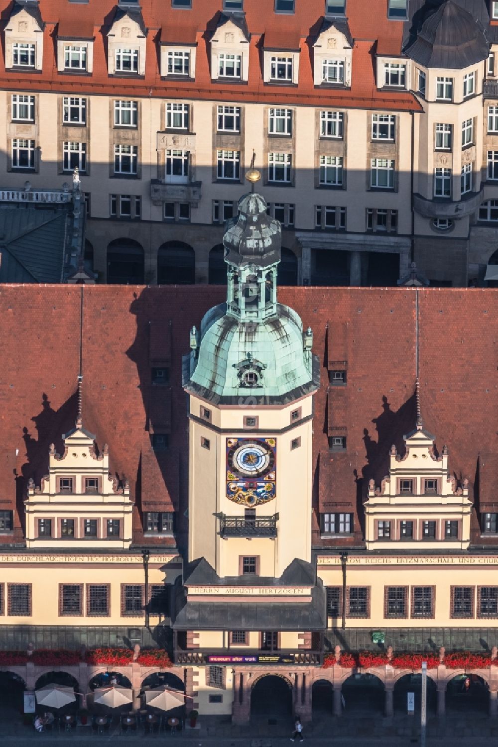 Leipzig aus der Vogelperspektive: Gebäude der Stadtverwaltung - Rathaus am Marktplatz im Ortsteil Mitte in Leipzig im Bundesland Sachsen