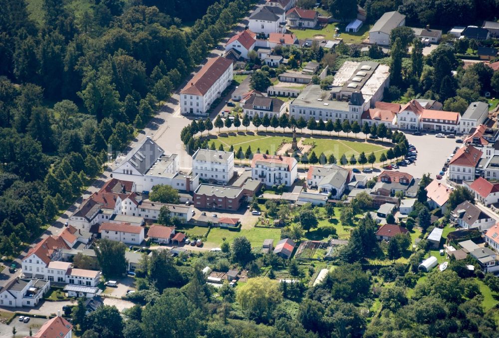 Luftaufnahme Putbus - Gebäude der Stadtverwaltung - Rathaus am Marktplatz in Putbus im Bundesland Mecklenburg-Vorpommern, Deutschland