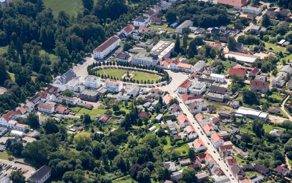 Putbus von oben - Gebäude der Stadtverwaltung - Rathaus am Marktplatz in Putbus im Bundesland Mecklenburg-Vorpommern, Deutschland