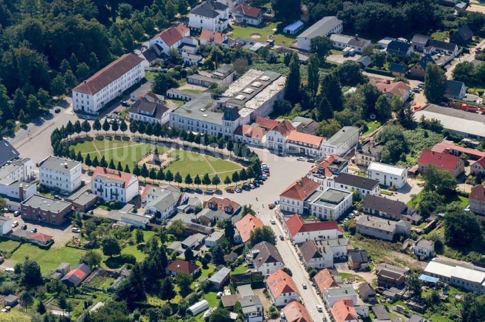 Putbus aus der Vogelperspektive: Gebäude der Stadtverwaltung - Rathaus am Marktplatz in Putbus im Bundesland Mecklenburg-Vorpommern, Deutschland