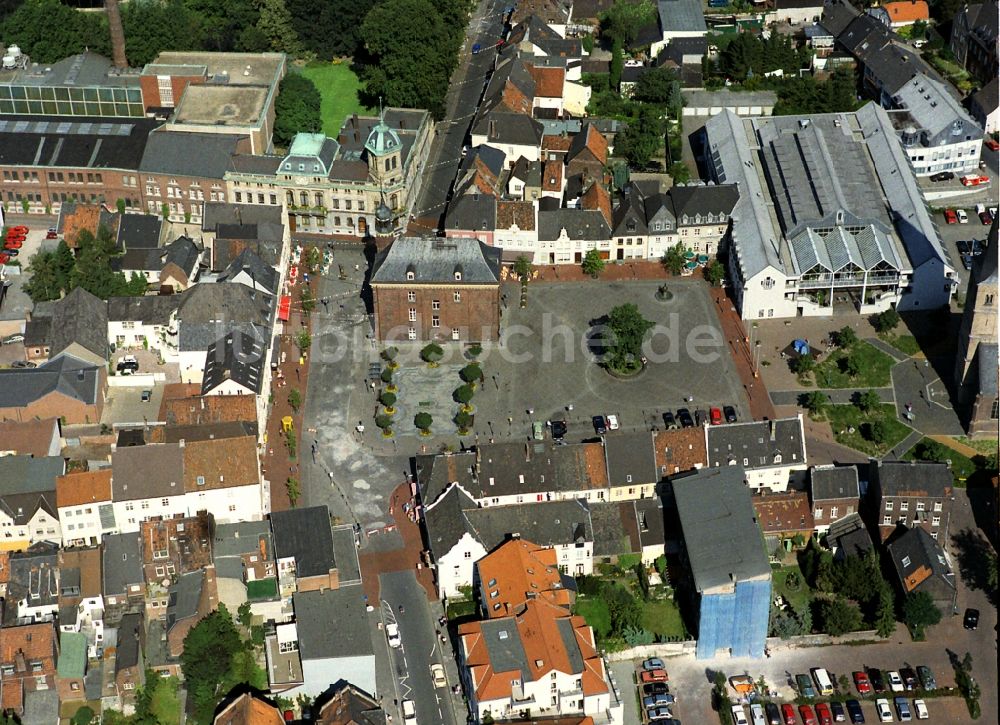 Luftaufnahme Rheinberg - Gebäude der Stadtverwaltung - Rathaus am Marktplatz in Rheinberg im Bundesland Nordrhein-Westfalen