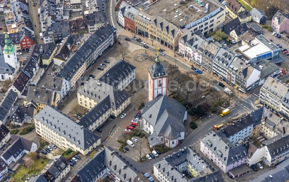 Siegen von oben - Gebäude der Stadtverwaltung - Rathaus am Marktplatz in Siegen im Bundesland Nordrhein-Westfalen, Deutschland