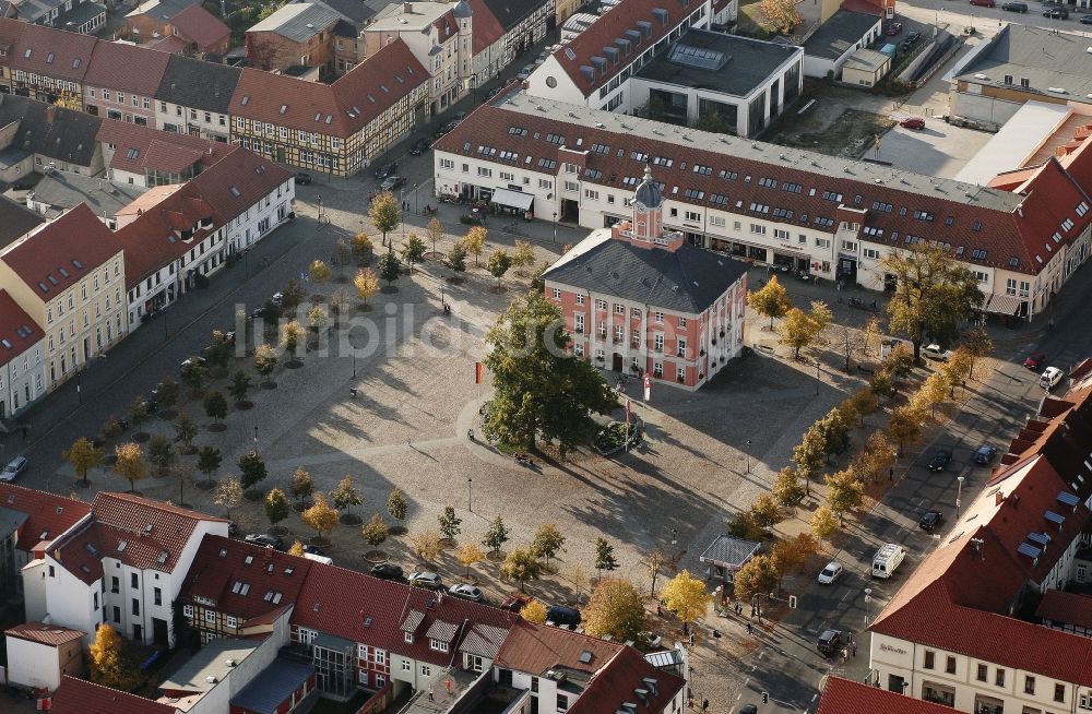 Templin aus der Vogelperspektive: Gebäude der Stadtverwaltung - Rathaus am Marktplatz in Templin im Bundesland Brandenburg, Deutschland