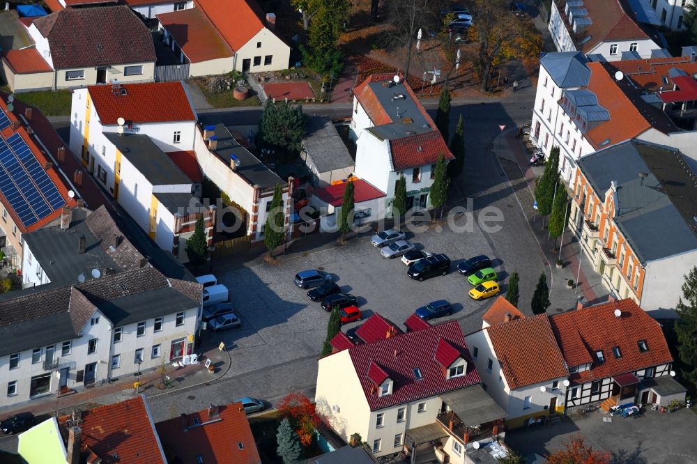 Werneuchen aus der Vogelperspektive: Gebäude der Stadtverwaltung - Rathaus am Marktplatz in Werneuchen im Bundesland Brandenburg, Deutschland