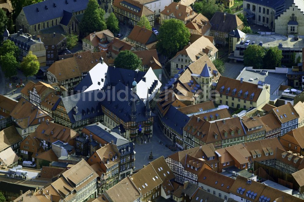 Wernigerode von oben - Gebäude der Stadtverwaltung - Rathaus am Marktplatz in Wernigerode im Bundesland Sachsen-Anhalt, Deutschland