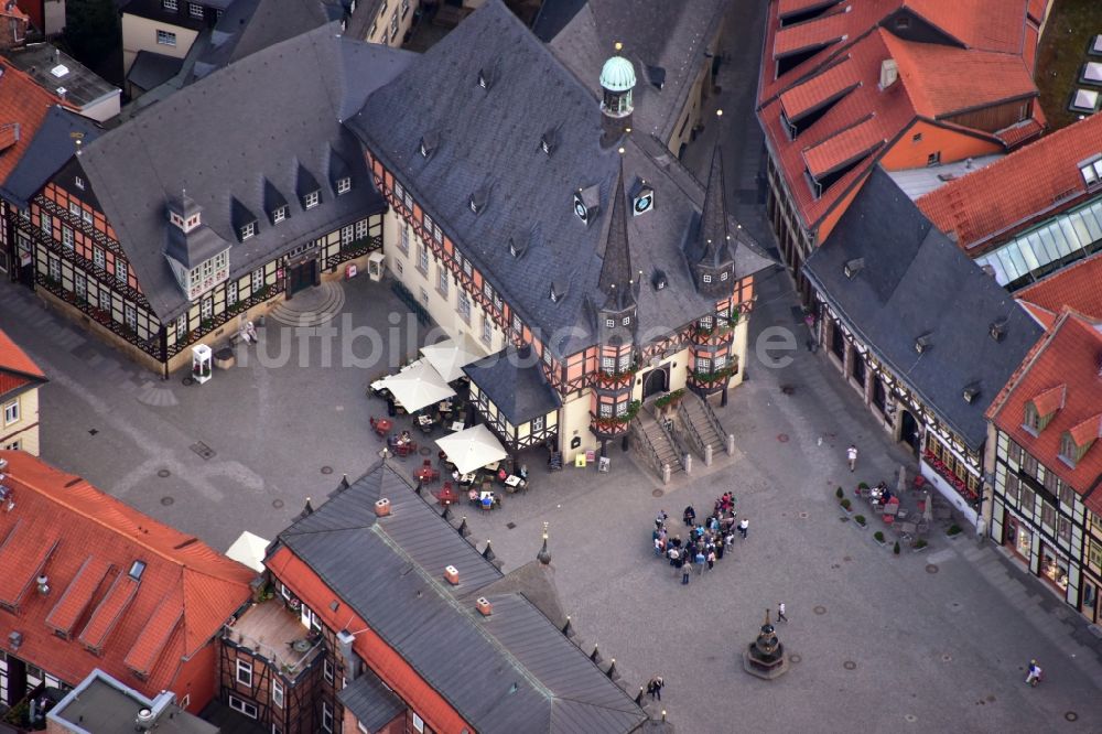 Luftaufnahme Wernigerode - Gebäude der Stadtverwaltung - Rathaus am Marktplatz in Wernigerode im Bundesland Sachsen-Anhalt, Deutschland