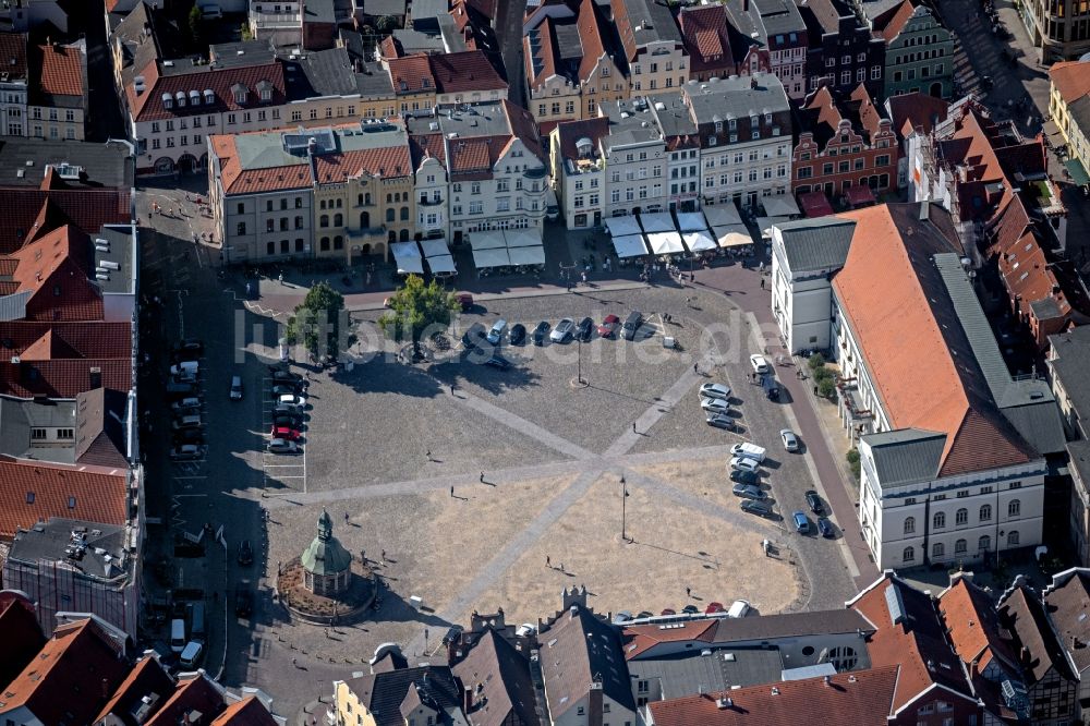 Wismar aus der Vogelperspektive: Gebäude der Stadtverwaltung - Rathaus am Marktplatz in Wismar im Bundesland Mecklenburg-Vorpommern, Deutschland