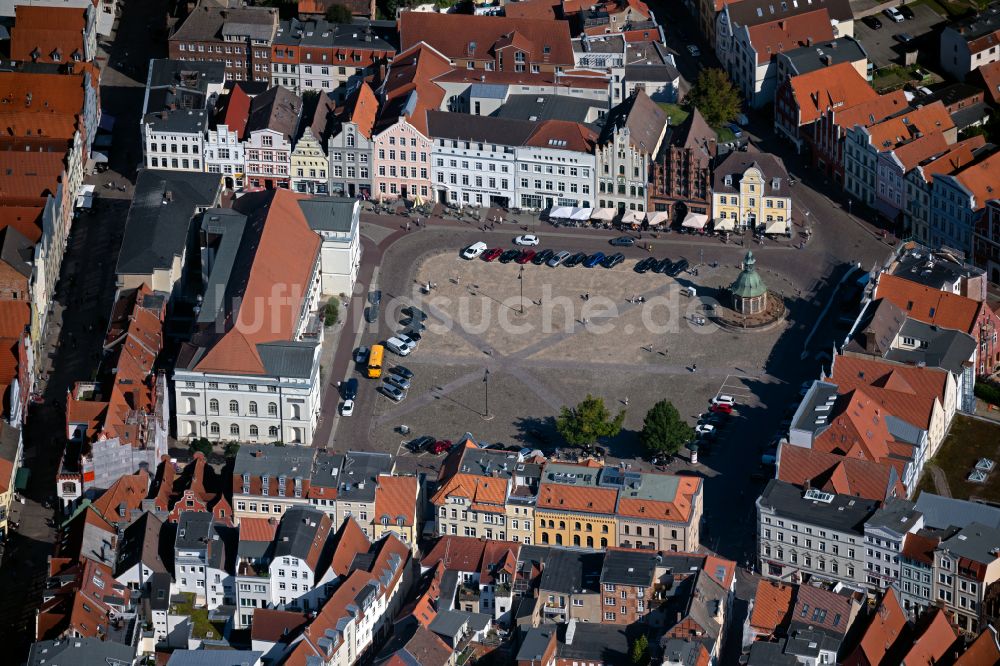 Wismar von oben - Gebäude der Stadtverwaltung - Rathaus am Marktplatz in Wismar im Bundesland Mecklenburg-Vorpommern, Deutschland