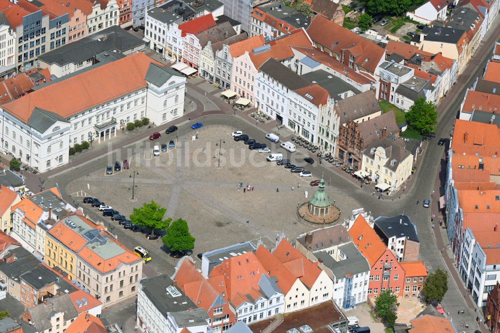 Hansestadt Wismar von oben - Gebäude der Stadtverwaltung - Rathaus am Marktplatz in Wismar im Bundesland Mecklenburg-Vorpommern, Deutschland