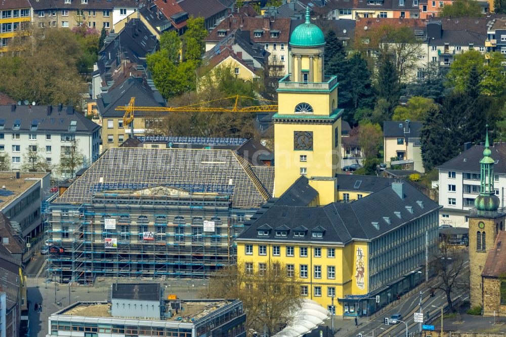 Witten von oben - Gebäude der Stadtverwaltung - Rathaus am Marktplatz in Witten im Bundesland Nordrhein-Westfalen