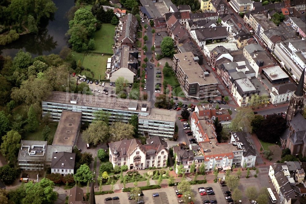 Luftaufnahme Moers - Gebäude der Stadtverwaltung - Rathaus in Moers im Bundesland Nordrhein-Westfalen