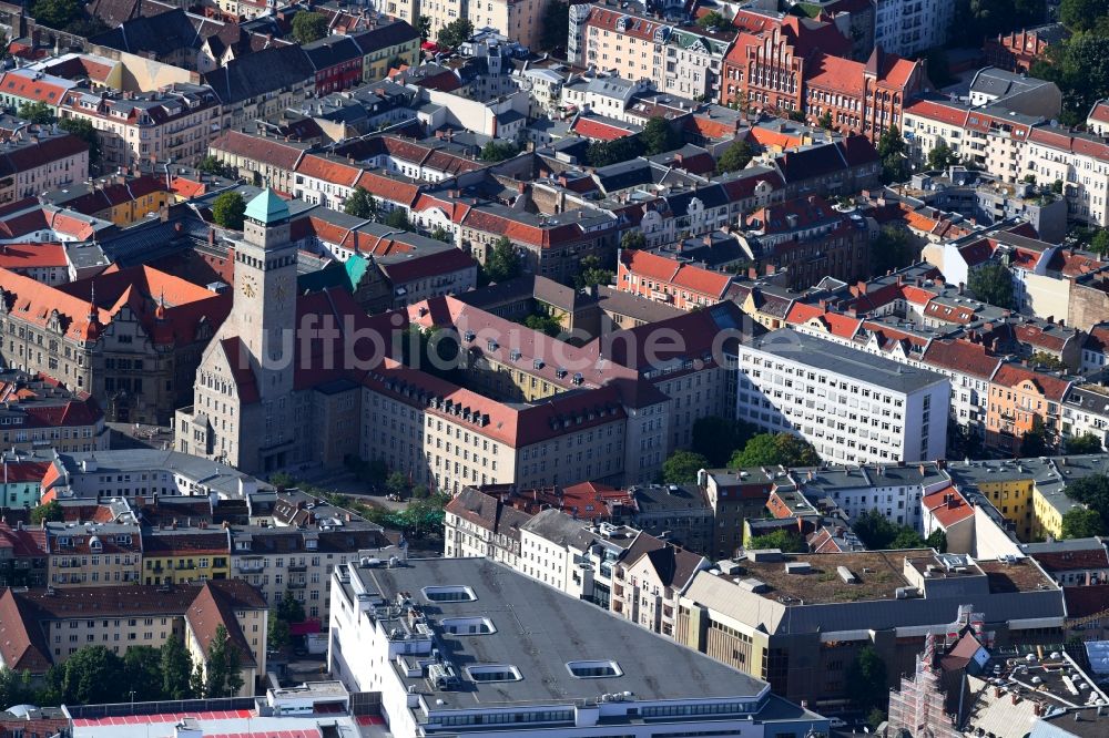 Luftaufnahme Berlin - Gebäude der Stadtverwaltung - Rathaus Neukölln an der Karl-Marx-Straße im Ortsteil Neukölln in Berlin, Deutschland