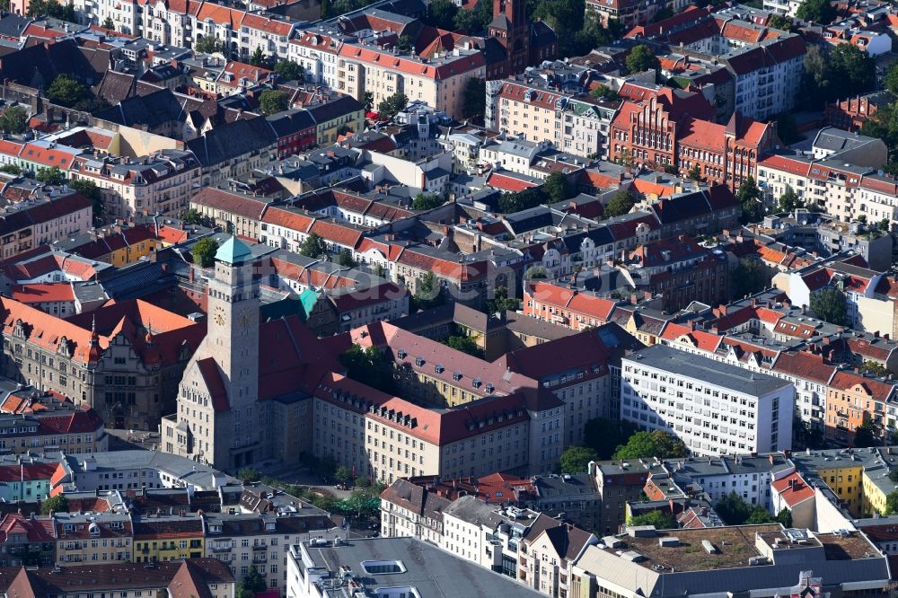 Berlin von oben - Gebäude der Stadtverwaltung - Rathaus Neukölln an der Karl-Marx-Straße im Ortsteil Neukölln in Berlin, Deutschland