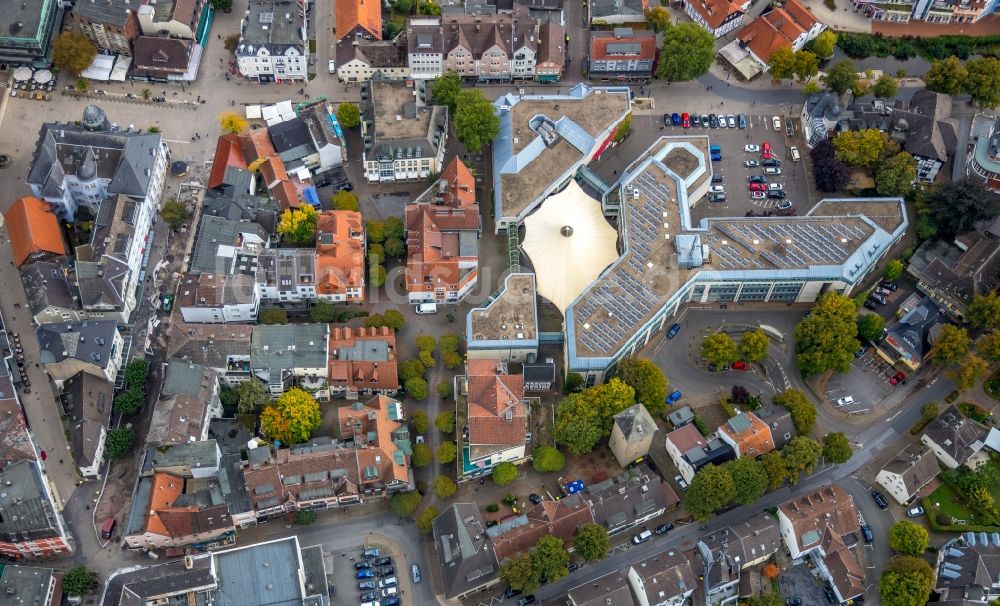 Menden (Sauerland) aus der Vogelperspektive: Gebäude der Stadtverwaltung - Rathaus am Neumarkt in Menden (Sauerland) im Bundesland Nordrhein-Westfalen, Deutschland