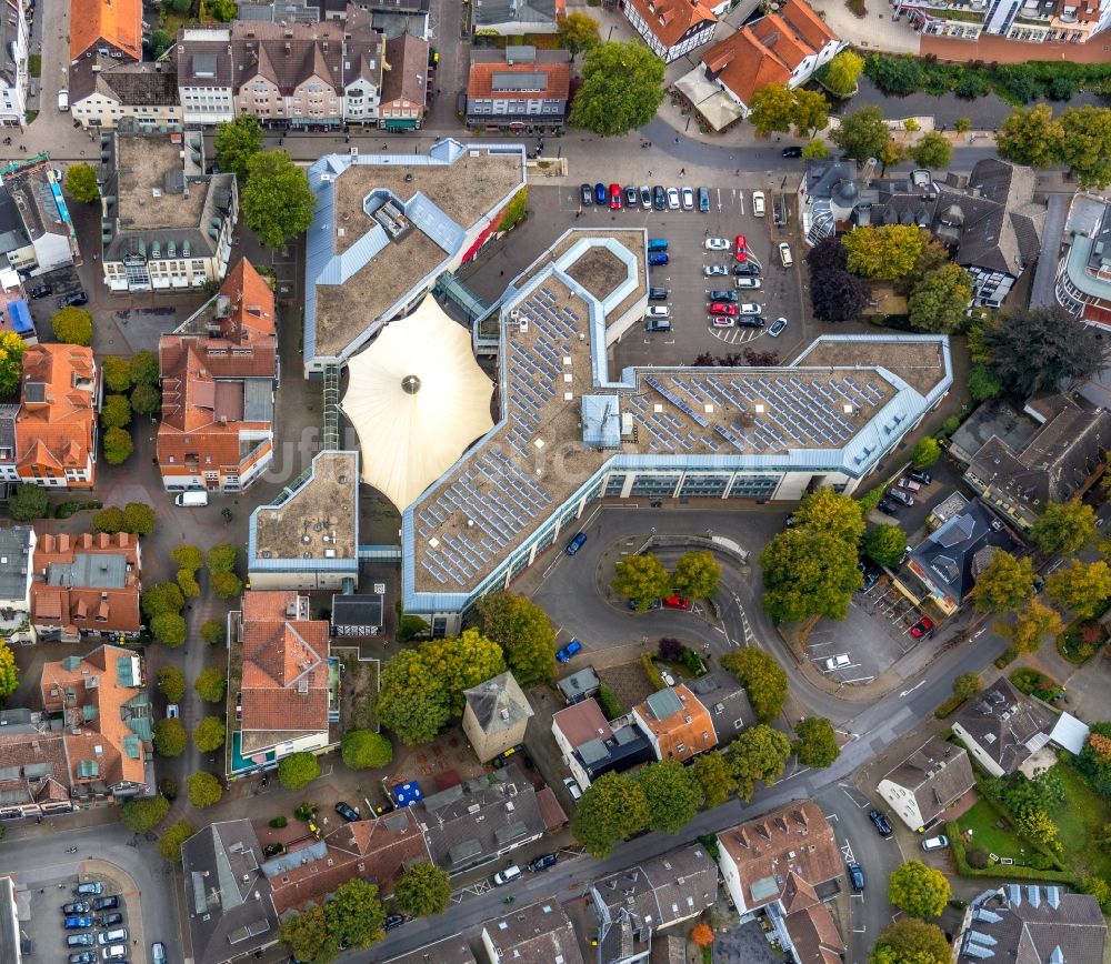 Luftbild Menden (Sauerland) - Gebäude der Stadtverwaltung - Rathaus am Neumarkt in Menden (Sauerland) im Bundesland Nordrhein-Westfalen, Deutschland