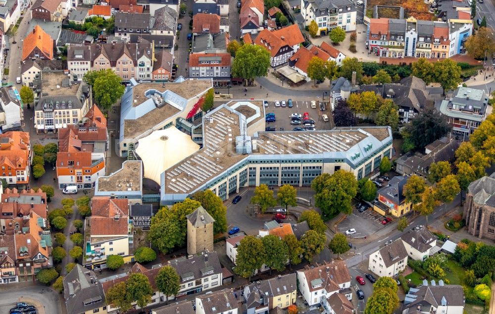 Luftaufnahme Menden (Sauerland) - Gebäude der Stadtverwaltung - Rathaus am Neumarkt in Menden (Sauerland) im Bundesland Nordrhein-Westfalen, Deutschland