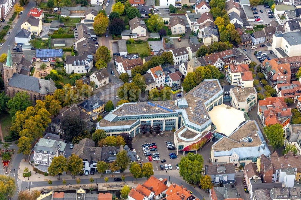 Menden (Sauerland) von oben - Gebäude der Stadtverwaltung - Rathaus am Neumarkt in Menden (Sauerland) im Bundesland Nordrhein-Westfalen, Deutschland