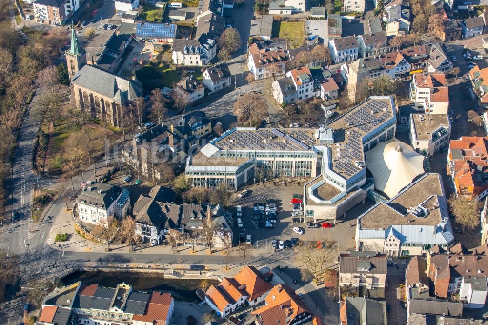 Luftbild Menden (Sauerland) - Gebäude der Stadtverwaltung - Rathaus am Neumarkt in Menden (Sauerland) im Bundesland Nordrhein-Westfalen, Deutschland