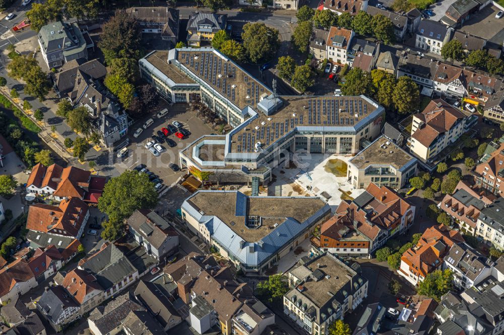 Luftbild Menden (Sauerland) - Gebäude der Stadtverwaltung - Rathaus am Neumarkt in Menden (Sauerland) im Bundesland Nordrhein-Westfalen, Deutschland