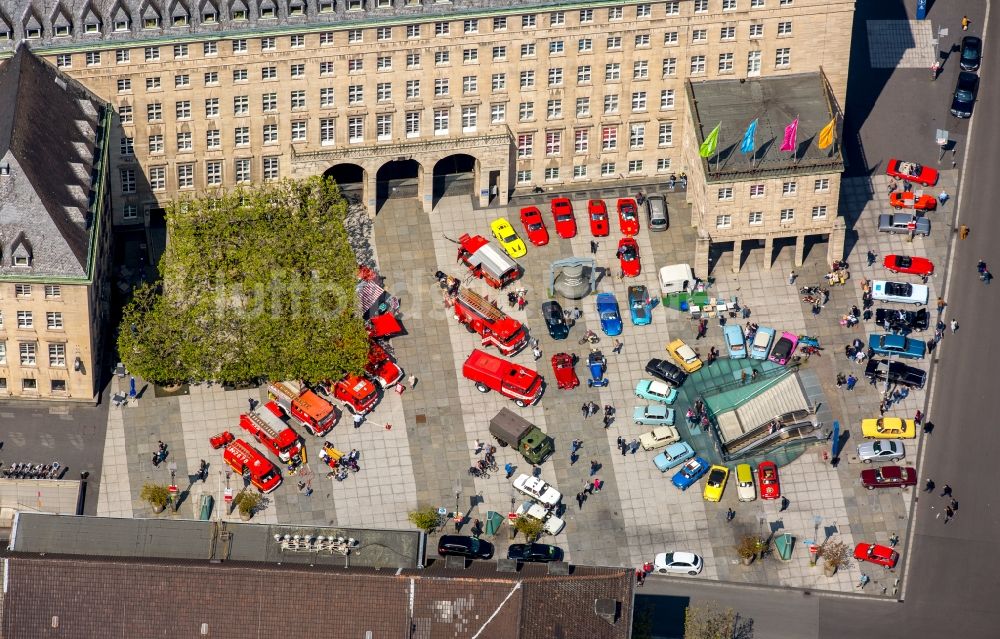 Bochum aus der Vogelperspektive: Gebäude der Stadtverwaltung - Rathaus mit Oldtimern in historischer Fahrzeugausstellung im Ortsteil Bochum Mitte in Bochum im Bundesland Nordrhein-Westfalen