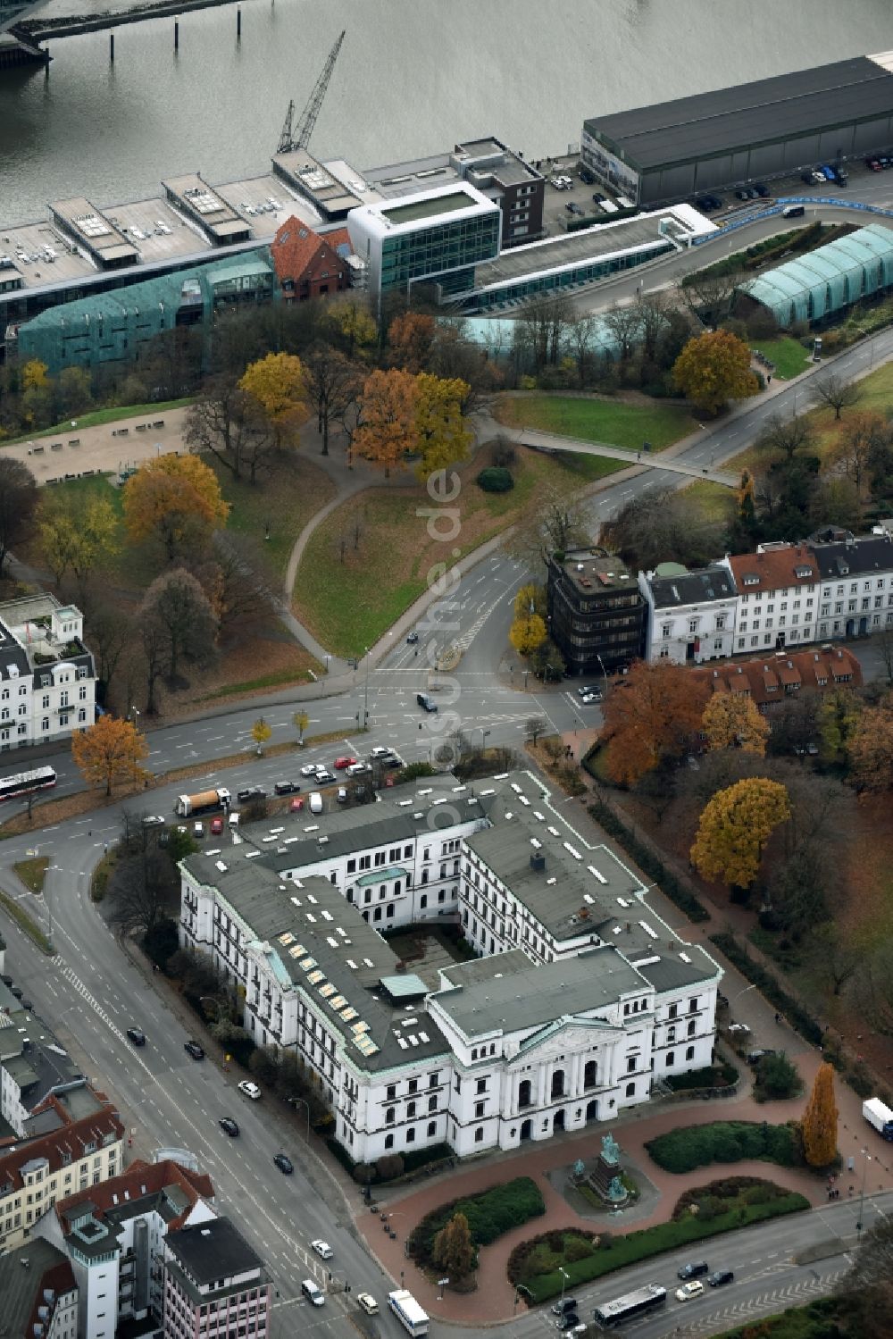 Luftbild Hamburg - Gebäude der Stadtverwaltung - Rathaus im Ortsteil Altona-Altstadt in Hamburg