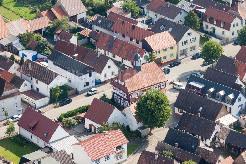 Luftbild Eggenstein-Leopoldshafen - Gebäude der Stadtverwaltung - Rathaus im Ortsteil Leopoldshafen in Eggenstein-Leopoldshafen im Bundesland Baden-Württemberg, Deutschland