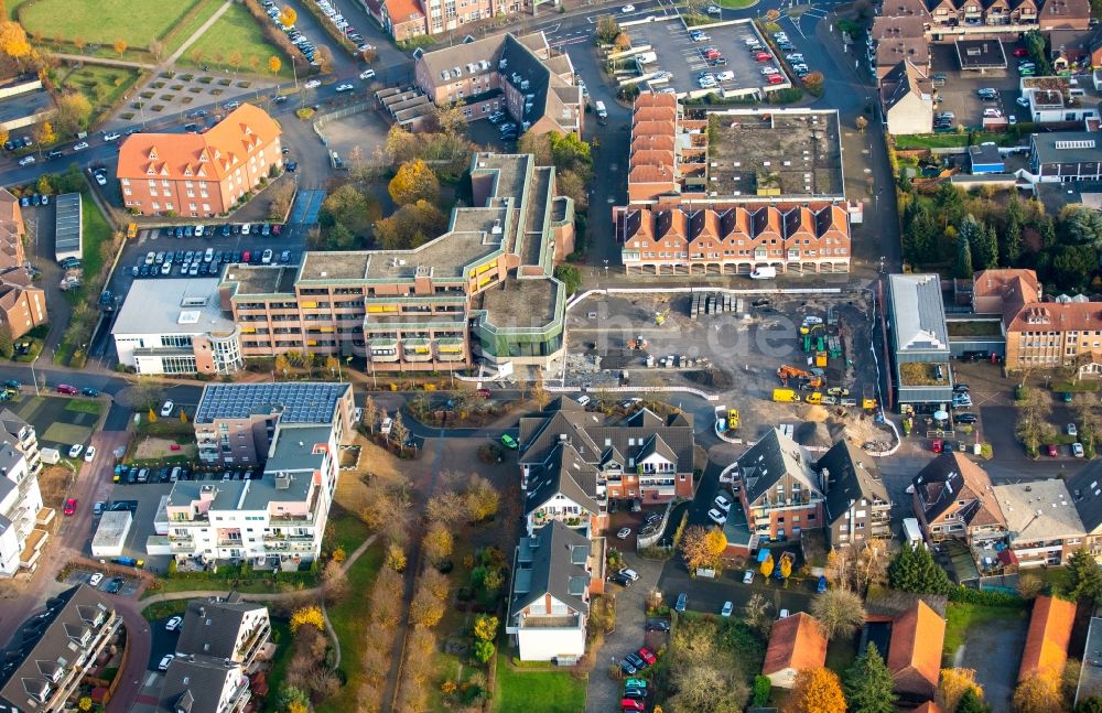 Voerde (Niederrhein) von oben - Gebäude der Stadtverwaltung - Rathaus im Ortsteil Ruhr Metropolitan Area in Voerde (Niederrhein) im Bundesland Nordrhein-Westfalen