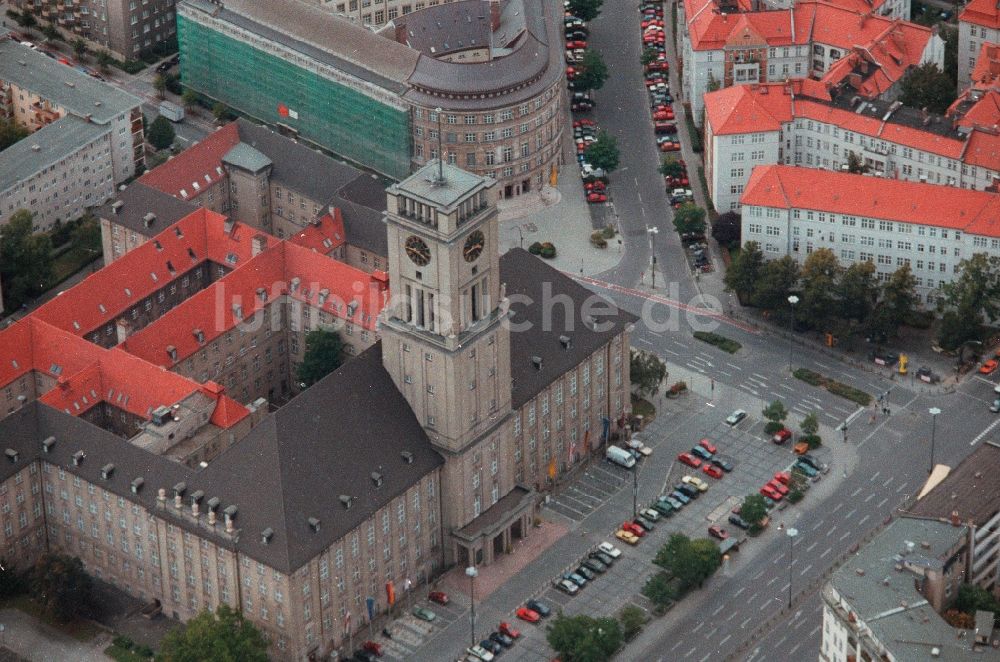 Luftaufnahme Berlin - Gebäude der Stadtverwaltung - Rathaus im Ortsteil Schöneberg in Berlin