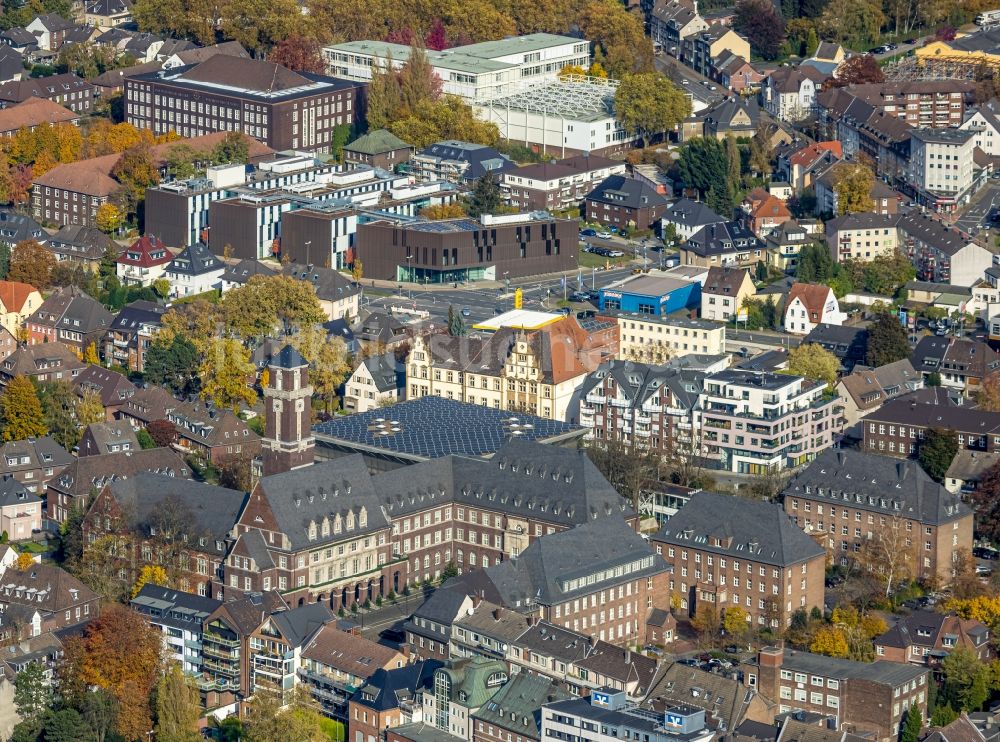 Luftaufnahme Bottrop - Gebäude der Stadtverwaltung - Rathaus im Ortsteil Stadtmitte in Bottrop im Bundesland Nordrhein-Westfalen, Deutschland