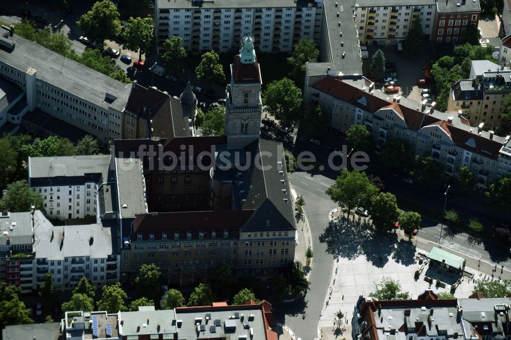 Luftbild Berlin - Gebäude der Stadtverwaltung - Rathaus Rathaus Friedenau am Breslauer Platz in Berlin