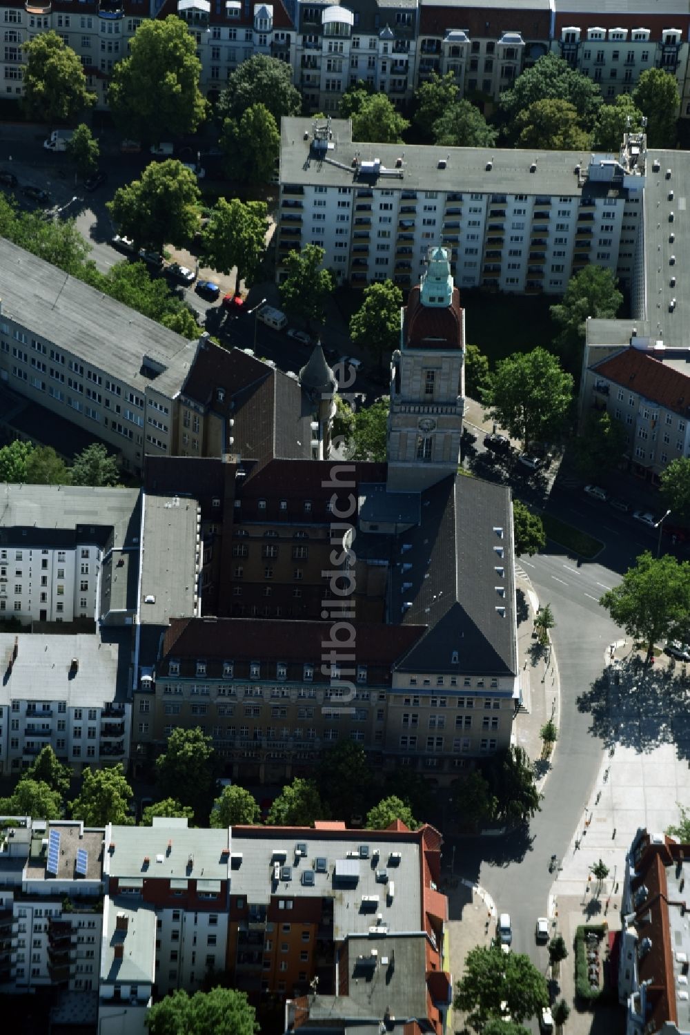 Luftaufnahme Berlin - Gebäude der Stadtverwaltung - Rathaus Rathaus Friedenau am Breslauer Platz in Berlin