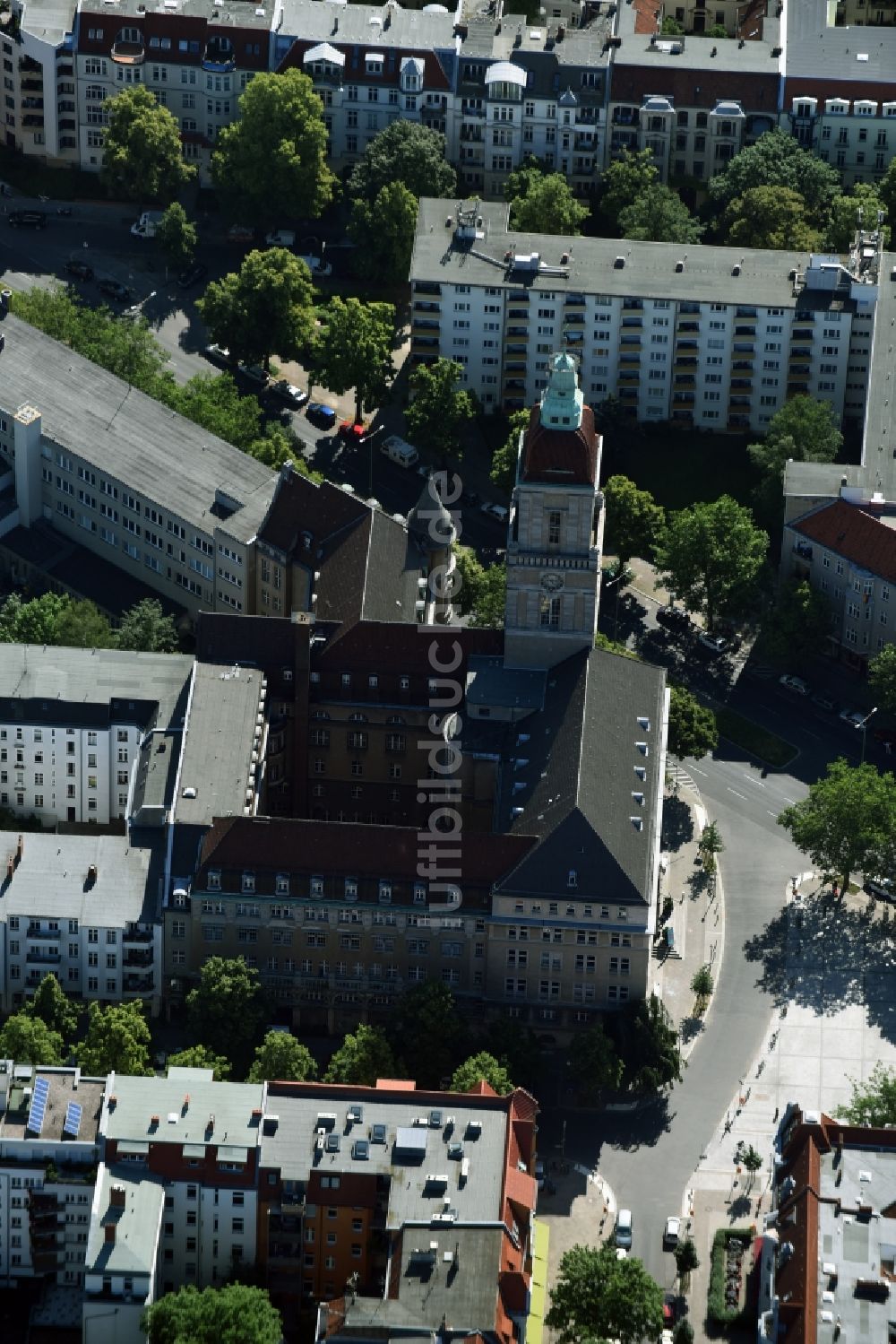 Berlin von oben - Gebäude der Stadtverwaltung - Rathaus Rathaus Friedenau am Breslauer Platz in Berlin