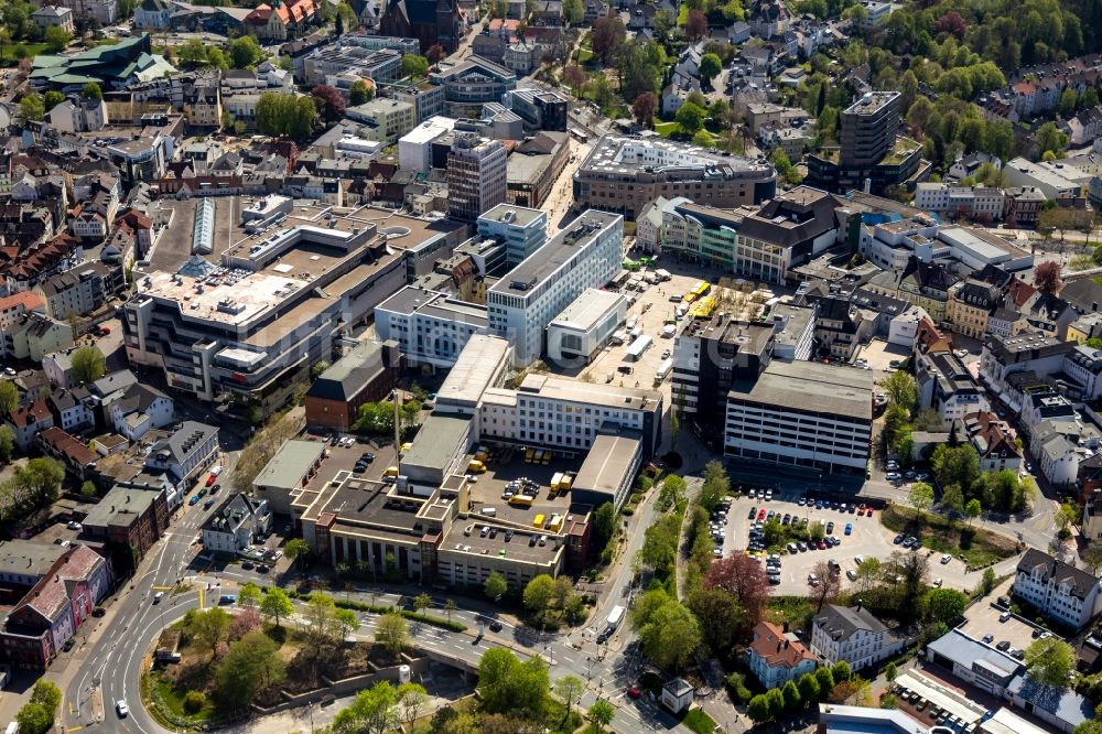 Lüdenscheid von oben - Gebäude der Stadtverwaltung - Rathaus am Rathausplatz in Lüdenscheid im Bundesland Nordrhein-Westfalen, Deutschland