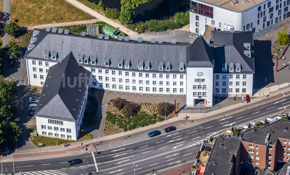 Luftaufnahme Moers - Gebäude der Stadtverwaltung - Rathaus am Rathausplatz in Moers im Bundesland Nordrhein-Westfalen, Deutschland